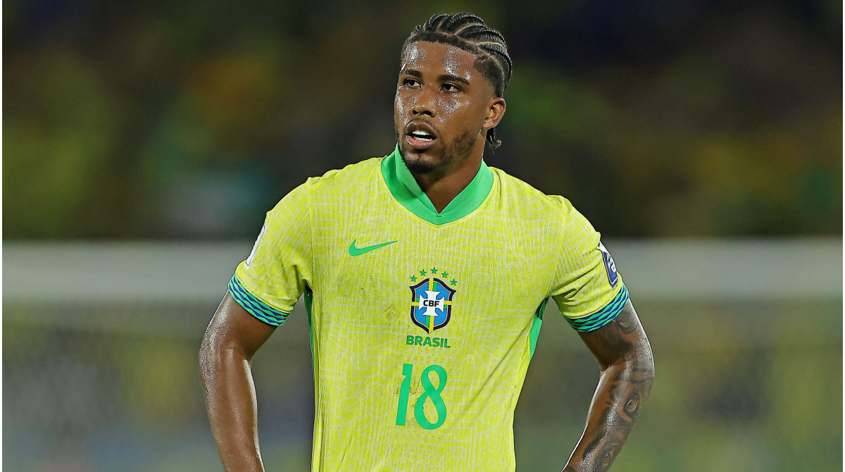 Manchester United reach agreement to sign Chelsea midfielder Andrey Santos